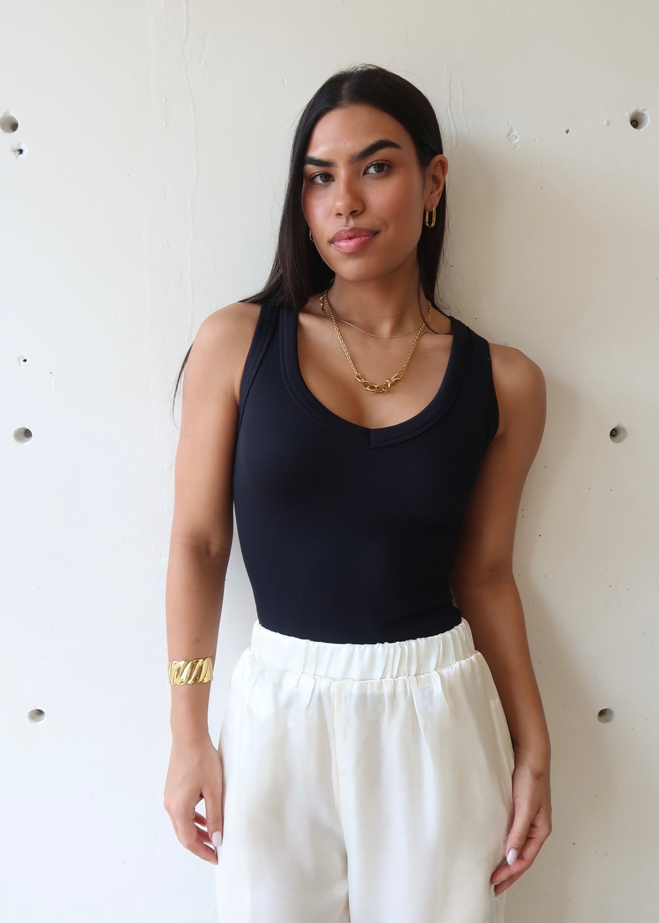 Anne V Neck Basic Top Black
