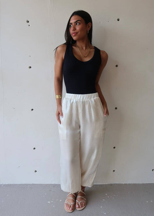 Anne V Neck Basic Top Black