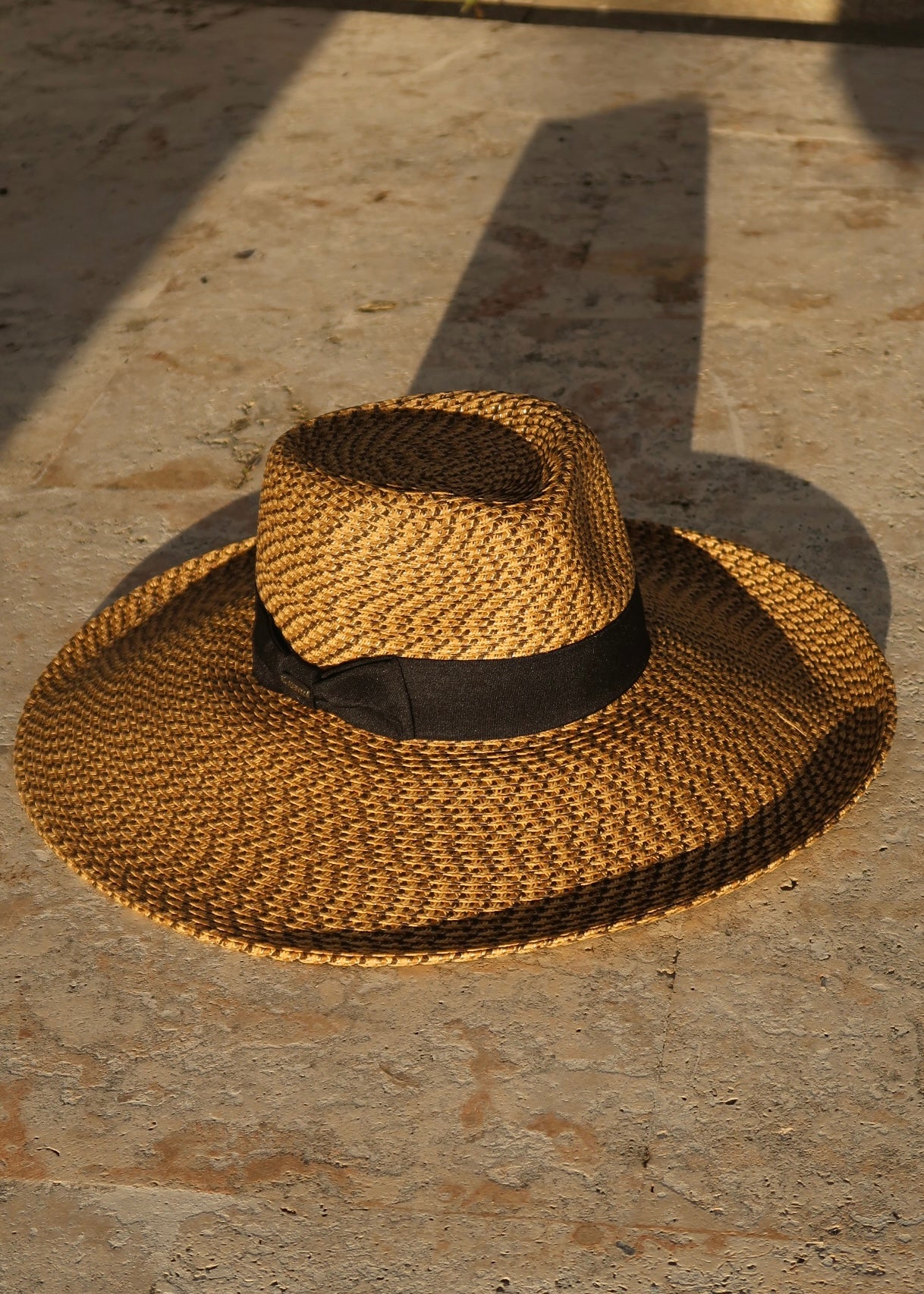 Louise Hat - Morena Lucía